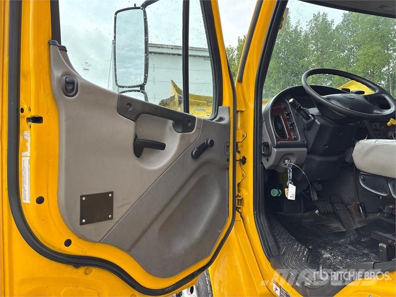 Freightliner M2 112 Kapali kasa kamyonlar