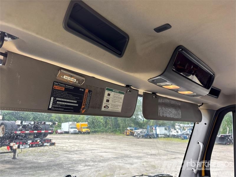 Freightliner M2 112 Kapali kasa kamyonlar