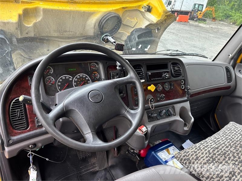 Freightliner M2 112 Kapali kasa kamyonlar