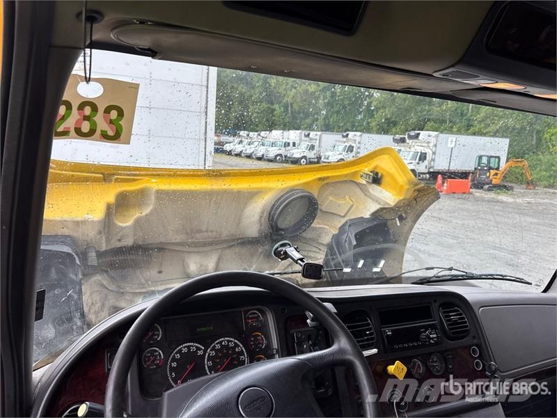 Freightliner M2 112 Kapali kasa kamyonlar