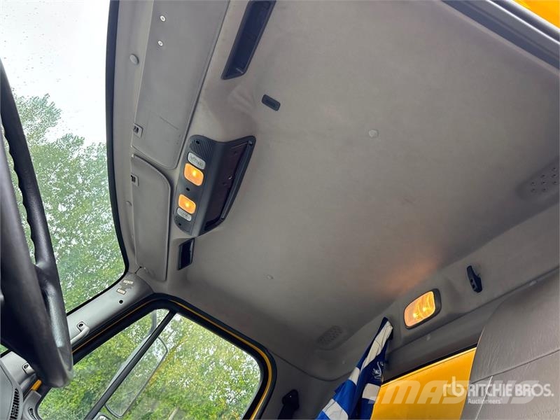 Freightliner M2 112 Kapali kasa kamyonlar