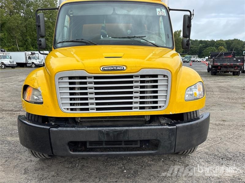 Freightliner M2 112 Kapali kasa kamyonlar