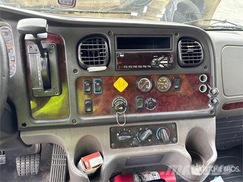 Freightliner M2 112 Kapali kasa kamyonlar