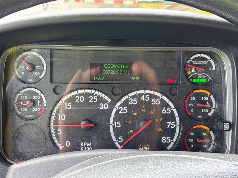 Freightliner M2 112 Kapali kasa kamyonlar