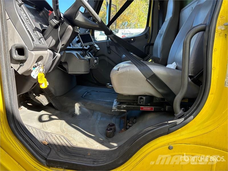 Freightliner M2 4x2 Refrigerated Truck (Inoperable) Hűtős