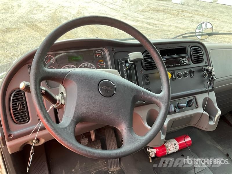 Freightliner M2106 4x2 Van Truck Furgons