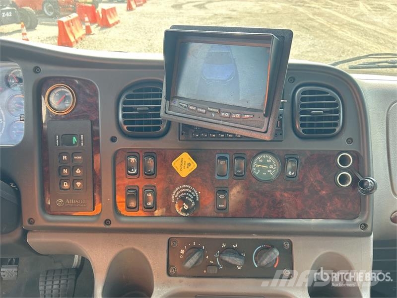 Freightliner M2106 4x2 Van Truck Skriňová nadstavba