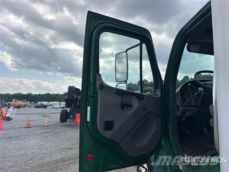 Freightliner M2106 4x2 Van Truck Skriňová nadstavba