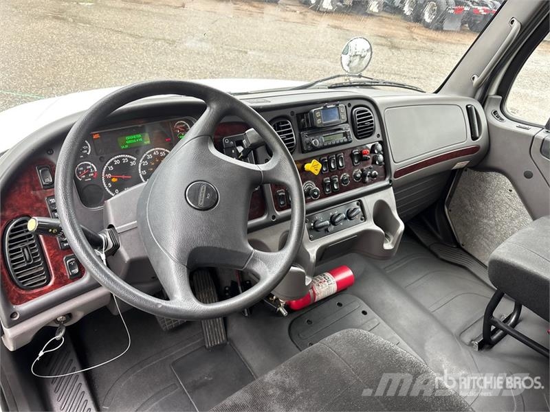 Freightliner M2106 4x2 Van Truck Camiones con caja de remolque