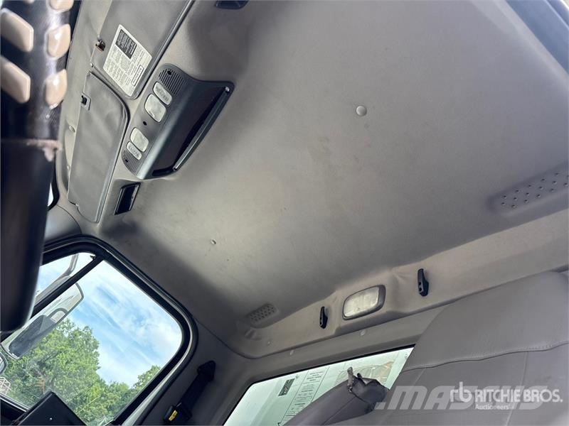Freightliner M2106 4x2 Van Truck Box body trucks