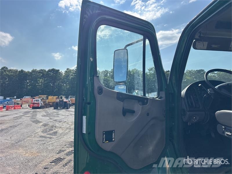 Freightliner M2106 4x2 Van Truck Skriňová nadstavba
