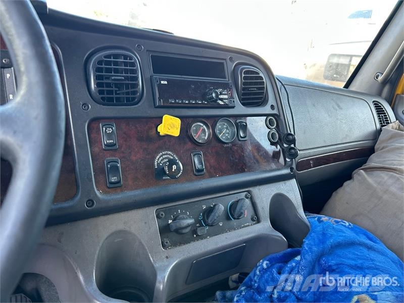 Freightliner M2106 4x2 Van Truck (Inoperable) Sanduk kamioni