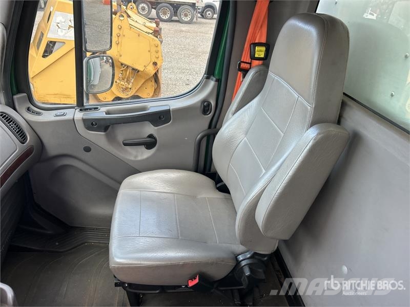 Freightliner M2106 4x2 Van Truck Skriňová nadstavba