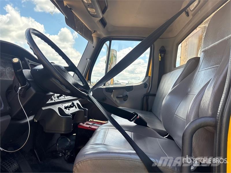 Freightliner M2106 4x2 Van Truck شاحنات ذات هيكل صندوقي