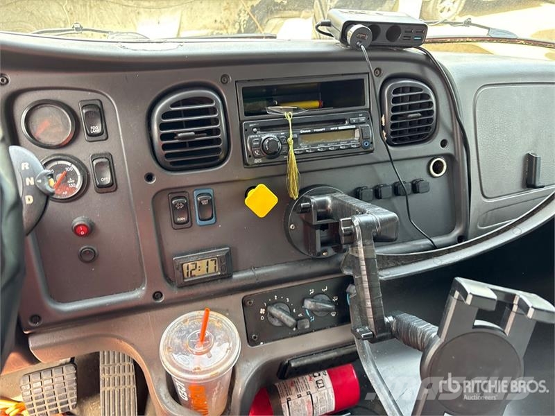 Freightliner M2106 4x2 Van Truck (Inoperable) Фургони