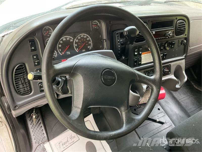 Freightliner M2106 4x2 Van Truck (Inoperable) شاحنات ذات هيكل صندوقي