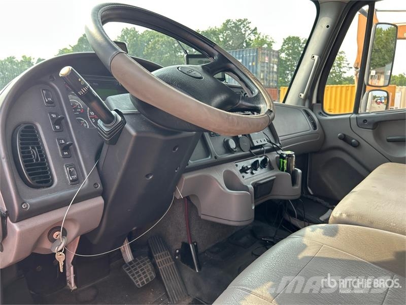 Freightliner M2106 4x2 Van Truck Kofferaufbau