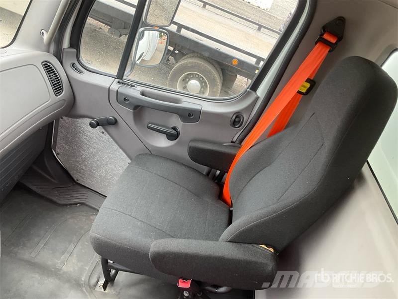 Freightliner M2106 4x2 Van Truck Furgons