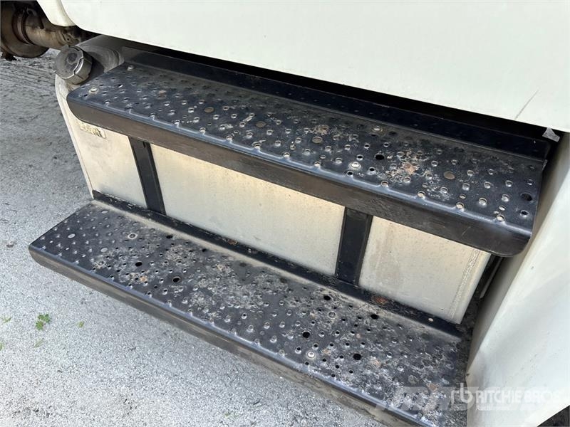 Freightliner M2106 4x2 Van Truck Camiones con caja de remolque