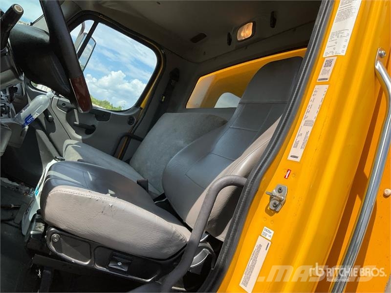 Freightliner M2106 4x2 Van Truck Camion cassonati