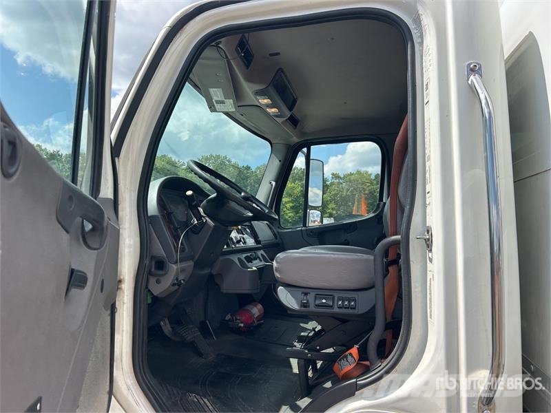Freightliner M2106 4x2 Van Truck Skriňová nadstavba