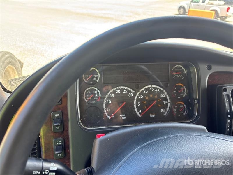 Freightliner M2106 4x2 Van Truck شاحنات ذات هيكل صندوقي