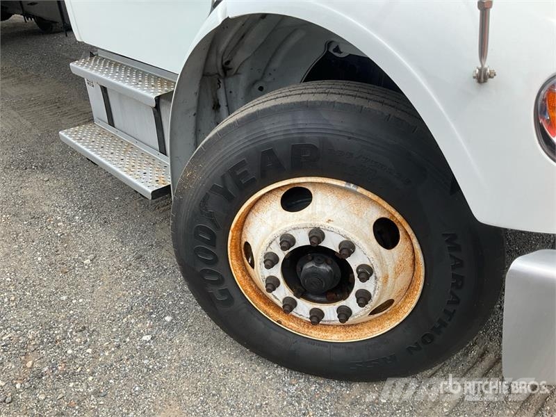 Freightliner M2106 4x2 Van Truck Furgons