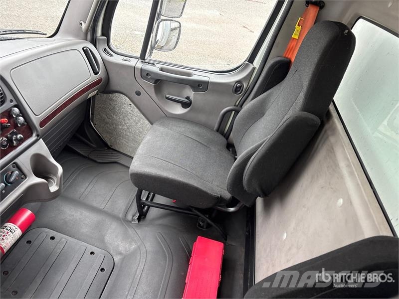Freightliner M2106 4x2 Van Truck Camiones con caja de remolque