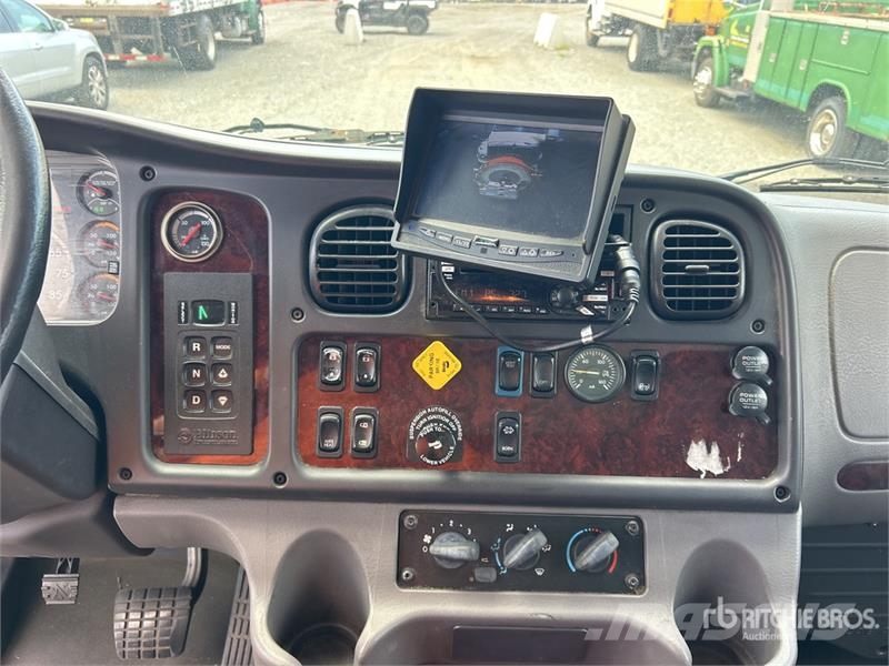 Freightliner M2106 4x2 Van Truck Skriňová nadstavba