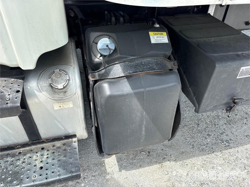 Freightliner M2106 4x2 Van Truck Camiones con caja de remolque