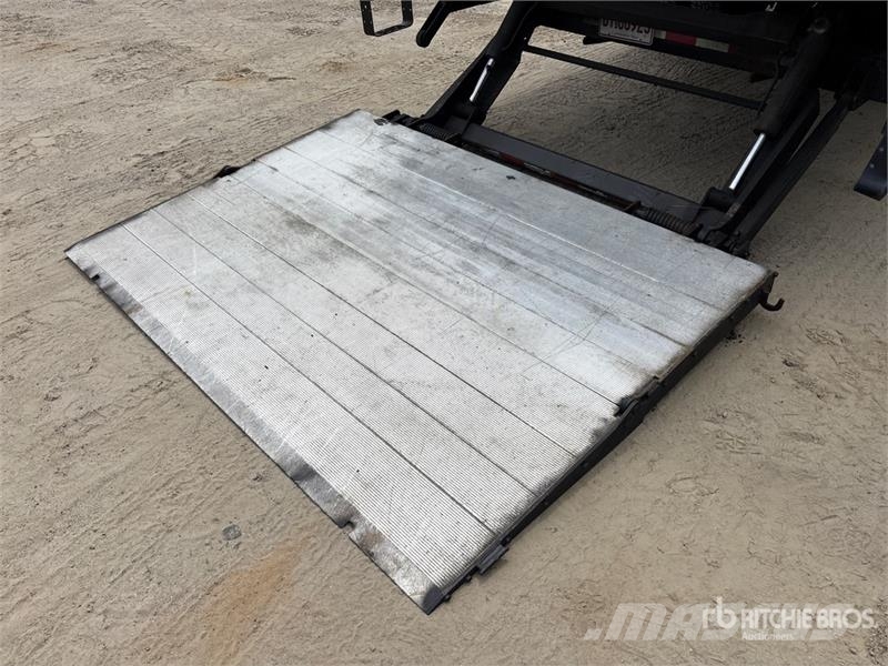 Freightliner M2106 4x2 Van Truck Camiones con caja de remolque