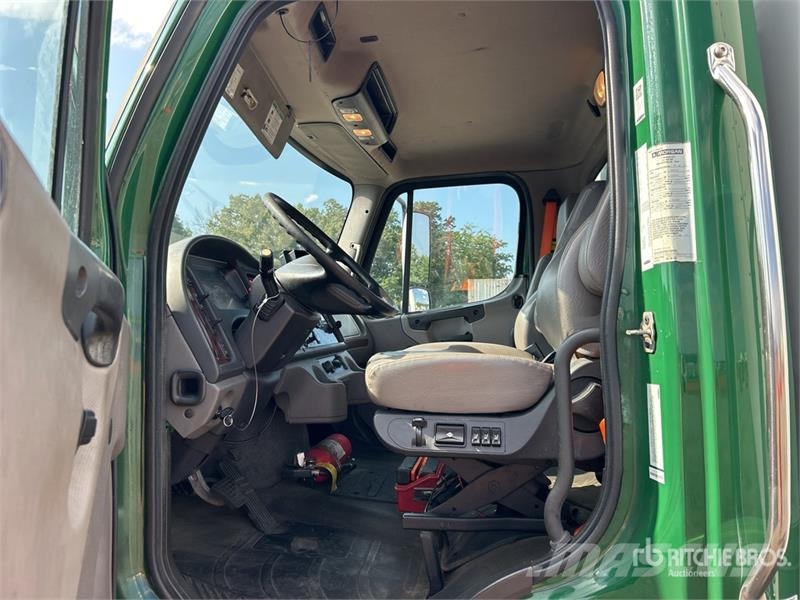 Freightliner M2106 4x2 Van Truck Skriňová nadstavba