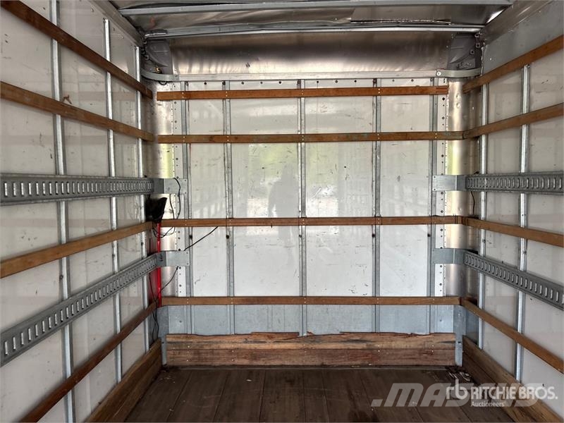 Freightliner M2106 4x2 Van Truck Фургони