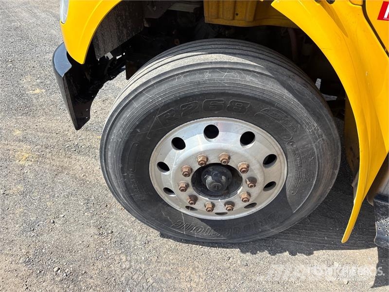 Freightliner M2106 4x2 Van Truck Фургони