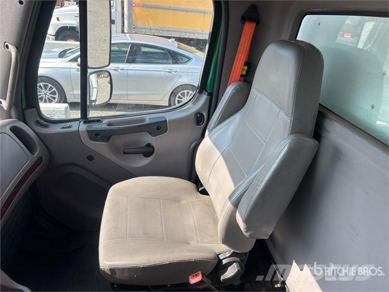 Freightliner M2106 4x2 Van Truck Skriňová nadstavba