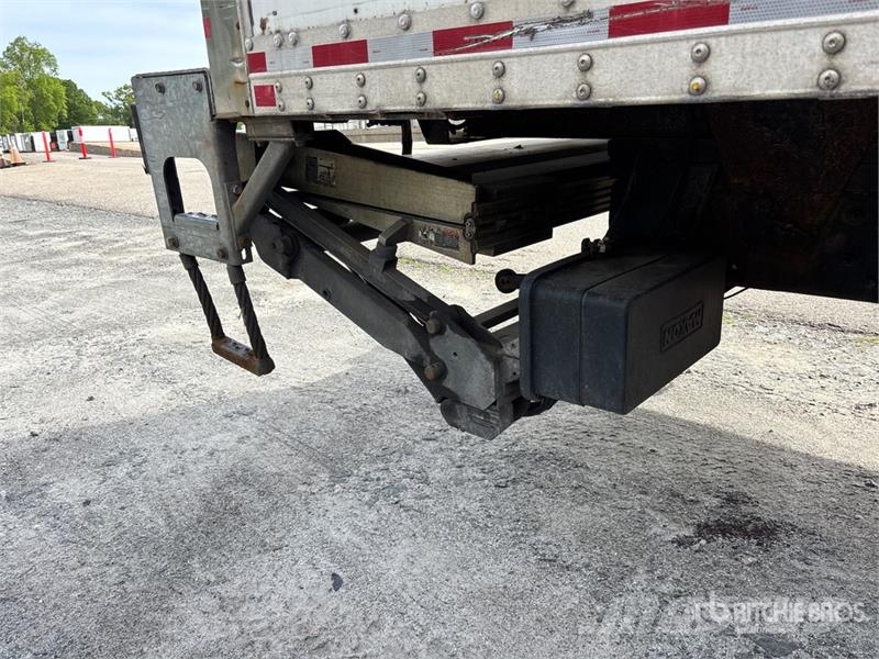 Freightliner M2106 4x2 Van Truck Фургони