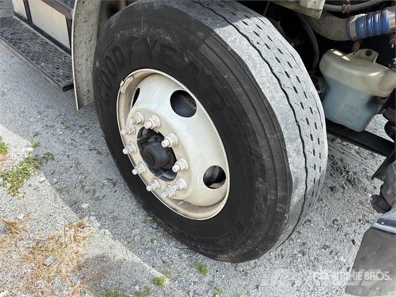 Freightliner M2106 4x2 Van Truck Camiones con caja de remolque