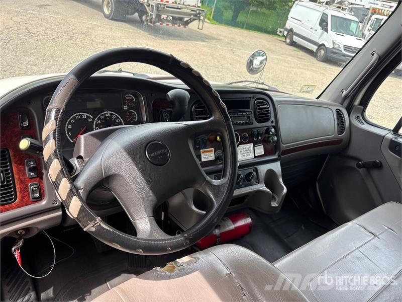 Freightliner M2106 4x2 Van Truck Box body trucks