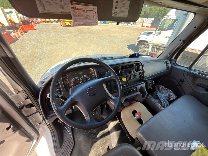 Freightliner M2106 4x2 Van Truck Skriňová nadstavba