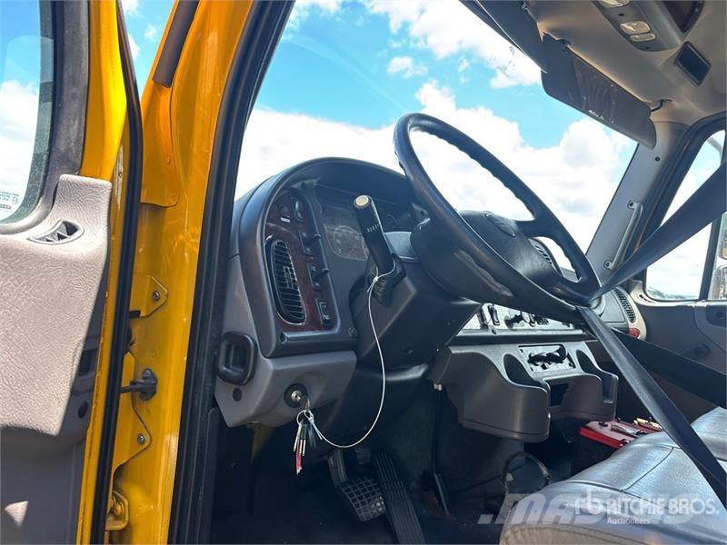 Freightliner M2106 4x2 Van Truck شاحنات ذات هيكل صندوقي