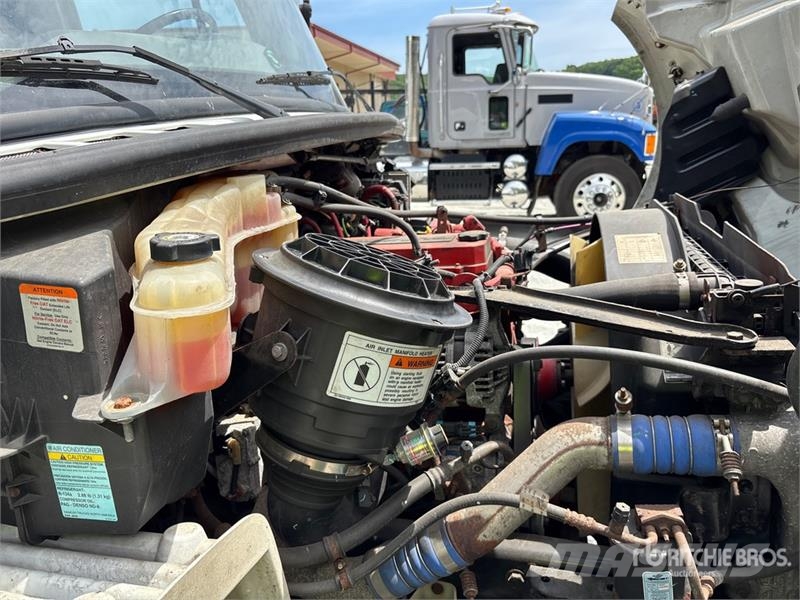 Freightliner M2106 4x2 Van Truck Camiones con caja de remolque