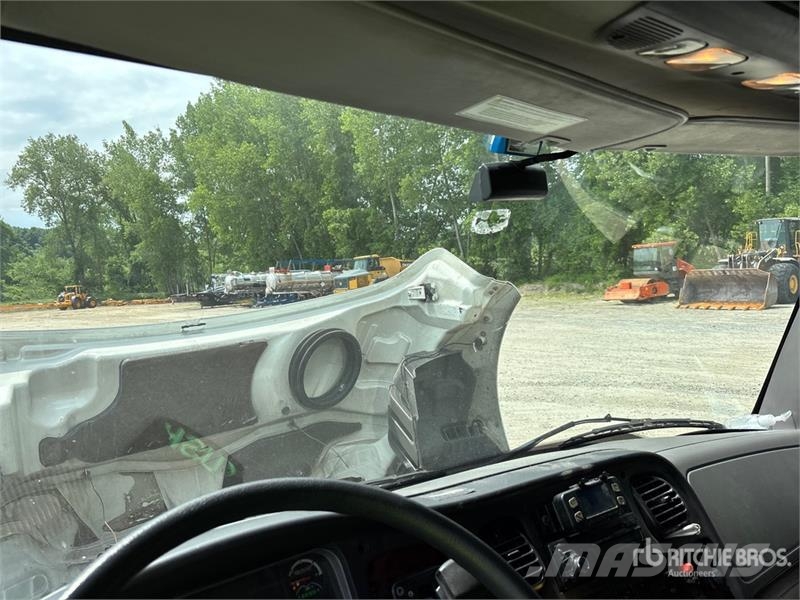 Freightliner M2106 4x2 Van Truck Camiones con caja de remolque