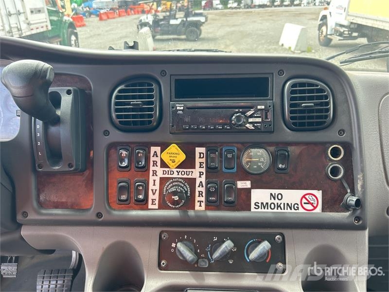Freightliner M2106 4x2 Van Truck Skriňová nadstavba