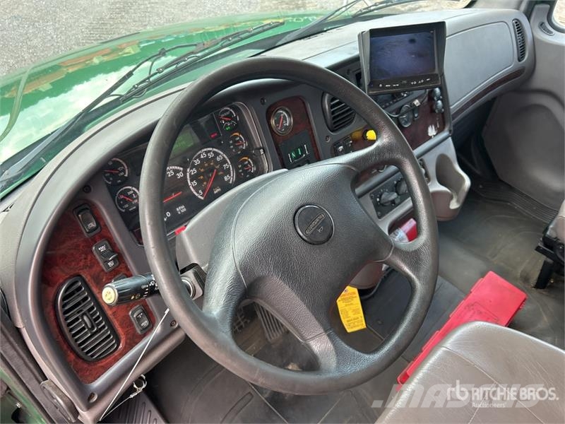 Freightliner M2106 4x2 Van Truck Skriňová nadstavba