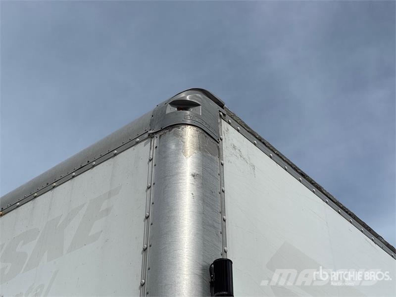 Freightliner M2106 4x2 Van Truck Фургони