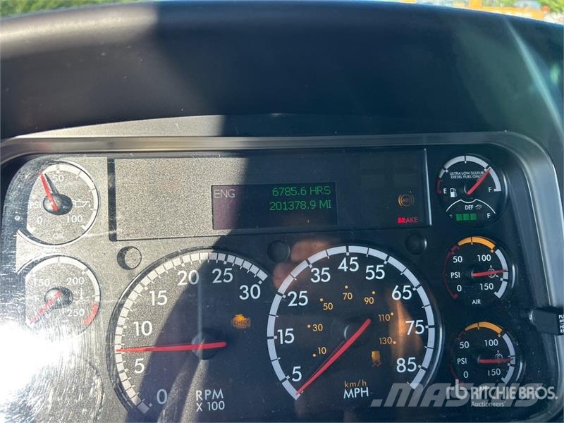 Freightliner M2106 4x2 Van Truck Skriňová nadstavba