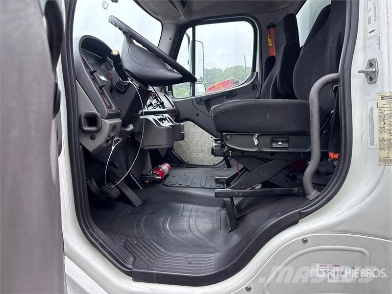 Freightliner M2106 4x2 Van Truck Camiones con caja de remolque