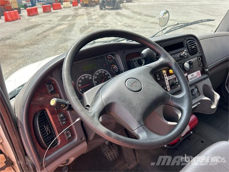 Freightliner M2106 4x2 Van Truck Skriňová nadstavba