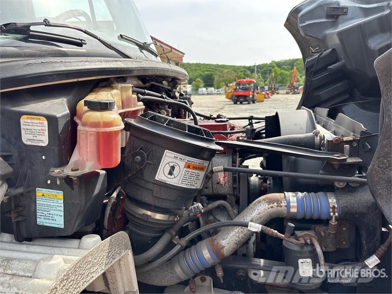 Freightliner M2106 4x2 Van Truck Фургони