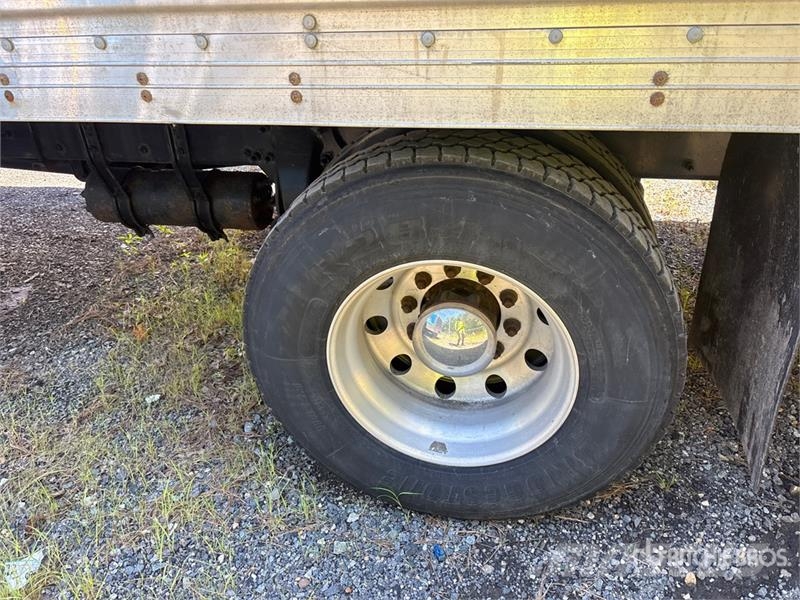 Freightliner M2106 4x2 Van Truck شاحنات ذات هيكل صندوقي